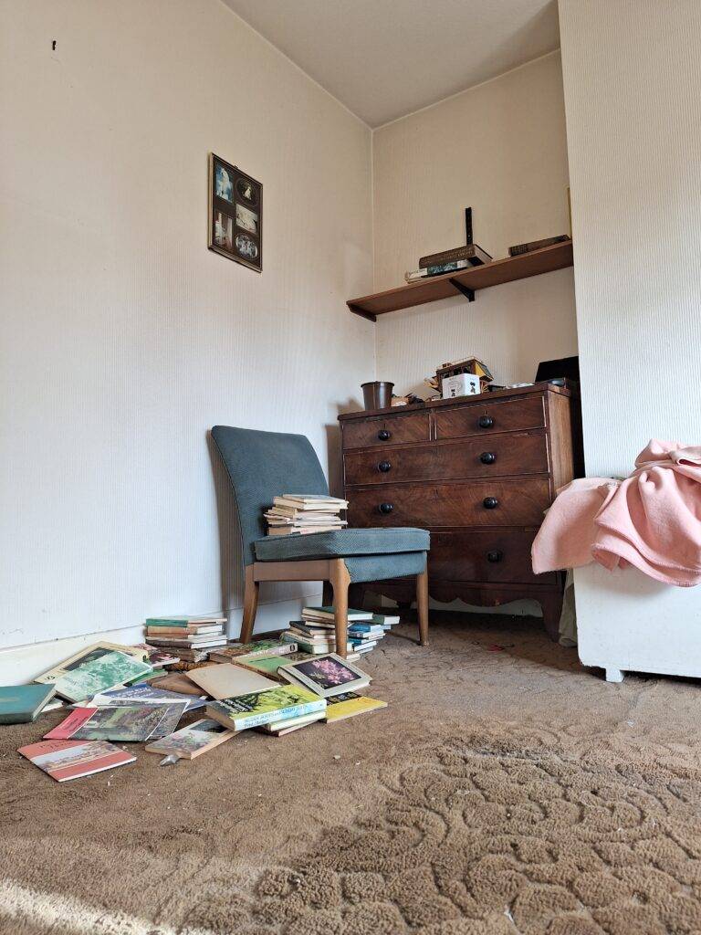 A bereavement house clearance service in Solihull. Berkeley House Clearance at a property in Shirley. Books and ready had been sorted through by our customer. Furniture, books and other items are there to be removed and recycled.